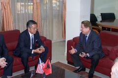 Ambasadori Amerikan Donald Lu viziton Universitetin e Elbasan, Uniel