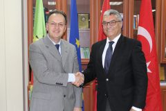 Ambasadori i Turqisë në Shqipëri Hidayet Bayraktar, uron Rektorin Skender Topi per detyrën e tij të re, Uniel