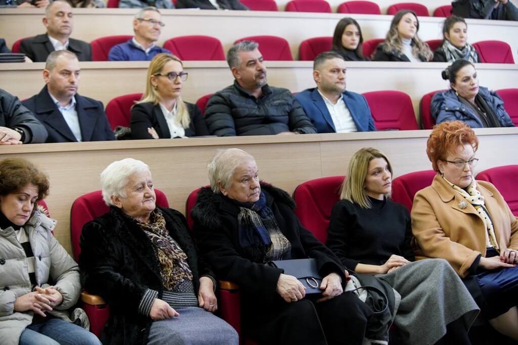 Në Universitetin e Elbasanit “Aleksandër Xhuvani”, u zhvillua ceremonia e dhënies së titullit “Qytetar Nderi” publicistit Fatos Baxhaku, Uniel