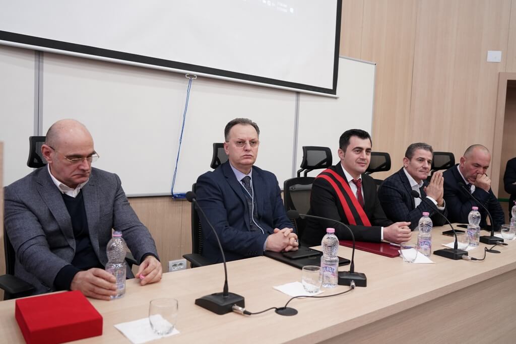Në Universitetin e Elbasanit “Aleksandër Xhuvani”, u zhvillua ceremonia e dhënies së titullit “Qytetar Nderi” publicistit Fatos Baxhaku, Uniel