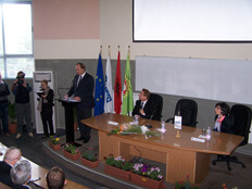 Ambasadori I prezencës së OSBE-së në Shqipëri Eugen Wollfarth leksion te hapur me student të Universitetit të Elbasanit,Uniel