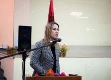 Zv/Kryeministri, Znj. Senida Mesi zhvillon bashkëbisedim me stafin dhe studentët e FE,UNIEL
