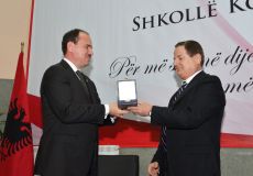 Presidenti i Republikes nderon me titullin “Nderi i Kombit” shkollen “Normale”, Uniel