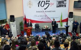 Presidenti i Republikes nderon me titullin “Nderi i Kombit” shkollen “Normale”, Uniel