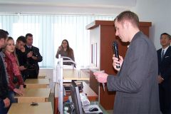Ambasadori Amerikan Donald Lu viziton Universitetin e Elbasan, Uniel