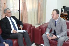 Ambasadori i Turqisë në Shqipëri Hidayet Bayraktar, uron Rektorin Skender Topi per detyrën e tij të re, Uniel