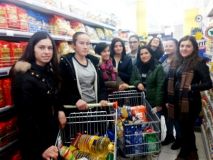 Askush nuk varfërohet duke dhuruar“ - aktivitet në ndihmë të familjeve në nevojë ,UNIEL