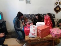 Askush nuk varfërohet duke dhuruar“ - aktivitet në ndihmë të familjeve në nevojë ,UNIEL