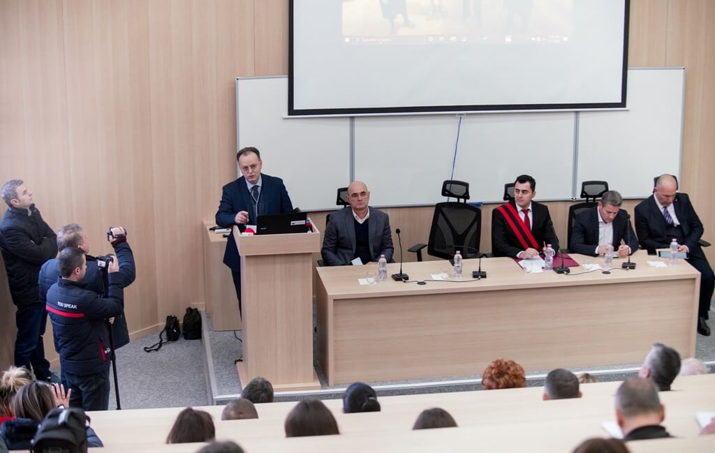 Në Universitetin e Elbasanit “Aleksandër Xhuvani”, u zhvillua ceremonia e dhënies së titullit “Qytetar Nderi” publicistit Fatos Baxhaku, Uniel