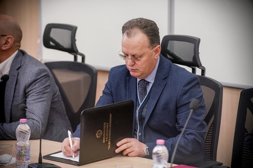 Në Universitetin e Elbasanit “Aleksandër Xhuvani”, u zhvillua ceremonia e dhënies së titullit “Qytetar Nderi” publicistit Fatos Baxhaku, Uniel