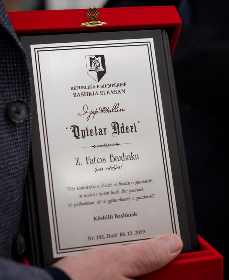 Në Universitetin e Elbasanit “Aleksandër Xhuvani”, u zhvillua ceremonia e dhënies së titullit “Qytetar Nderi” publicistit Fatos Baxhaku, Uniel