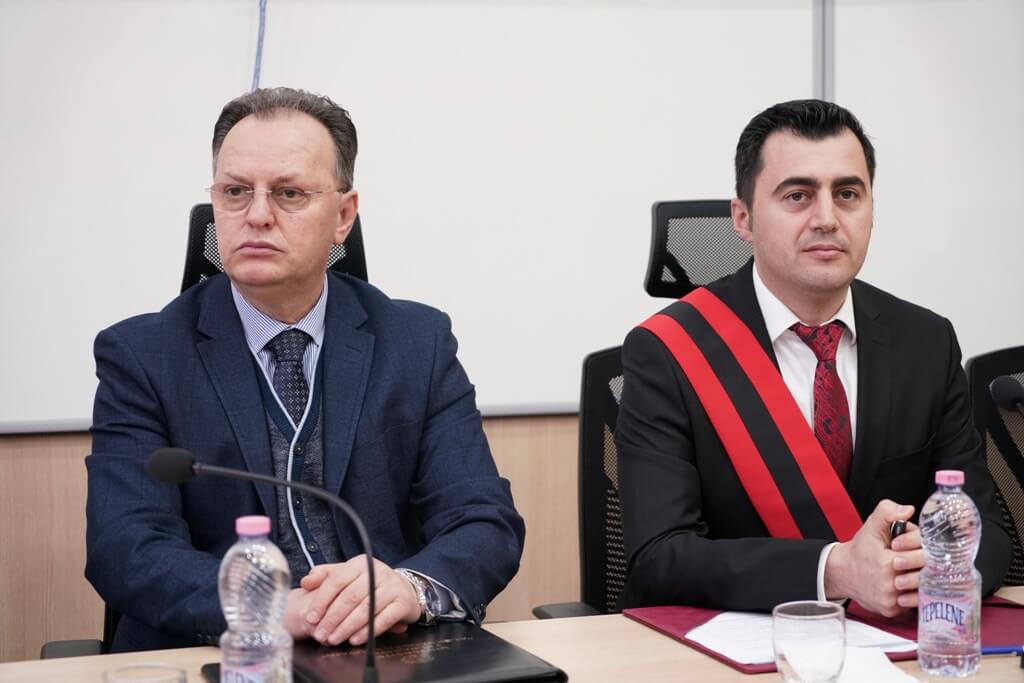 Në Universitetin e Elbasanit “Aleksandër Xhuvani”, u zhvillua ceremonia e dhënies së titullit “Qytetar Nderi” publicistit Fatos Baxhaku, Uniel