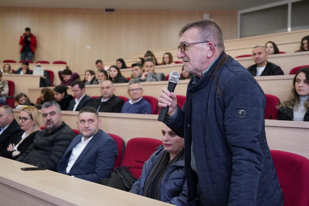 Në Universitetin e Elbasanit “Aleksandër Xhuvani”, u zhvillua ceremonia e dhënies së titullit “Qytetar Nderi” publicistit Fatos Baxhaku, Uniel