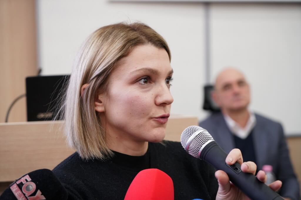 Në Universitetin e Elbasanit “Aleksandër Xhuvani”, u zhvillua ceremonia e dhënies së titullit “Qytetar Nderi” publicistit Fatos Baxhaku, Uniel