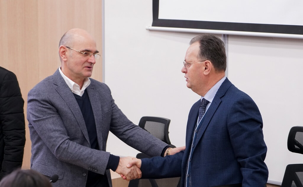 Në Universitetin e Elbasanit “Aleksandër Xhuvani”, u zhvillua ceremonia e dhënies së titullit “Qytetar Nderi” publicistit Fatos Baxhaku, Uniel